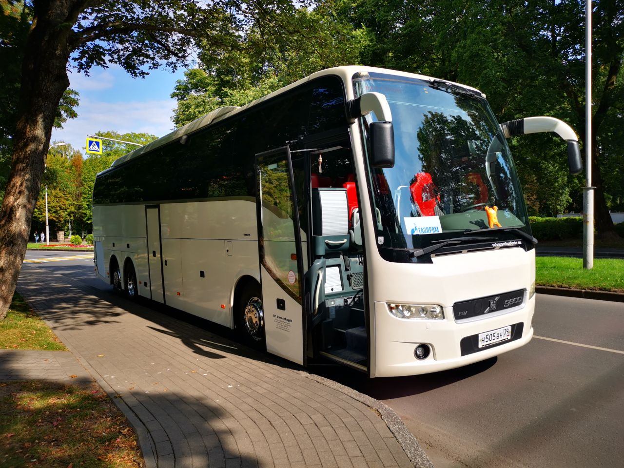Volvo 9900 — вид спереди